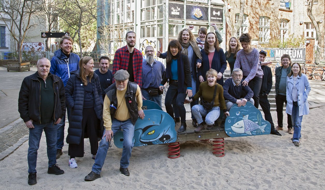 Teamfoto: Mitarbeiter*innen des Friedrichshain Kreuzberg Museums Teamfoto: Mitarbeiter*innen des Friedrichshain Kreuzberg Museums