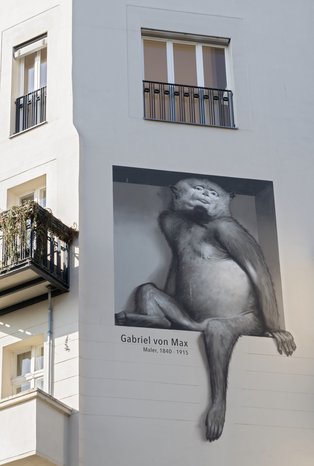 Wandbemalung in der Gabriel-Max-Straße, inspiriert vom Gemälde „Affen als Kunstrichter” (1889), 2019.<br><i>FHXB Friedrichshain-Kreuzberg Museum, Foto: Norbert Schropp</i>
Wandbemalung in der Gabriel-Max-Straße