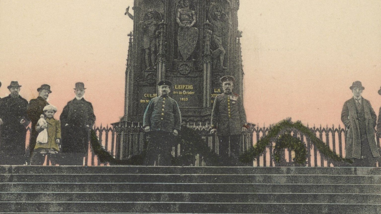 Jahrhundertfeier am geschmückten Nationaldenkmal