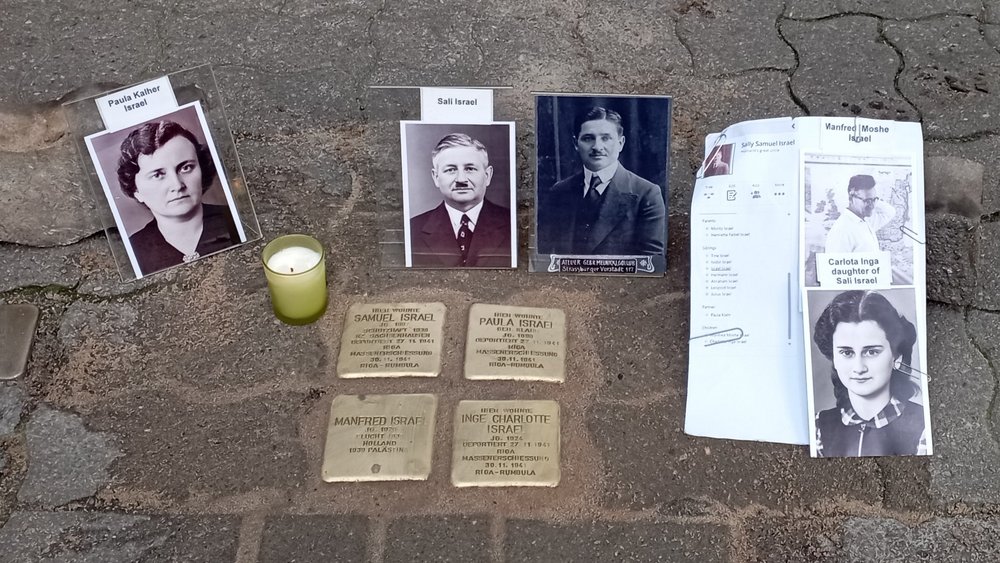 Vier Stolpersteine mit Blumen