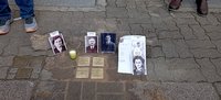 Vier Stolpersteine mit Blumen