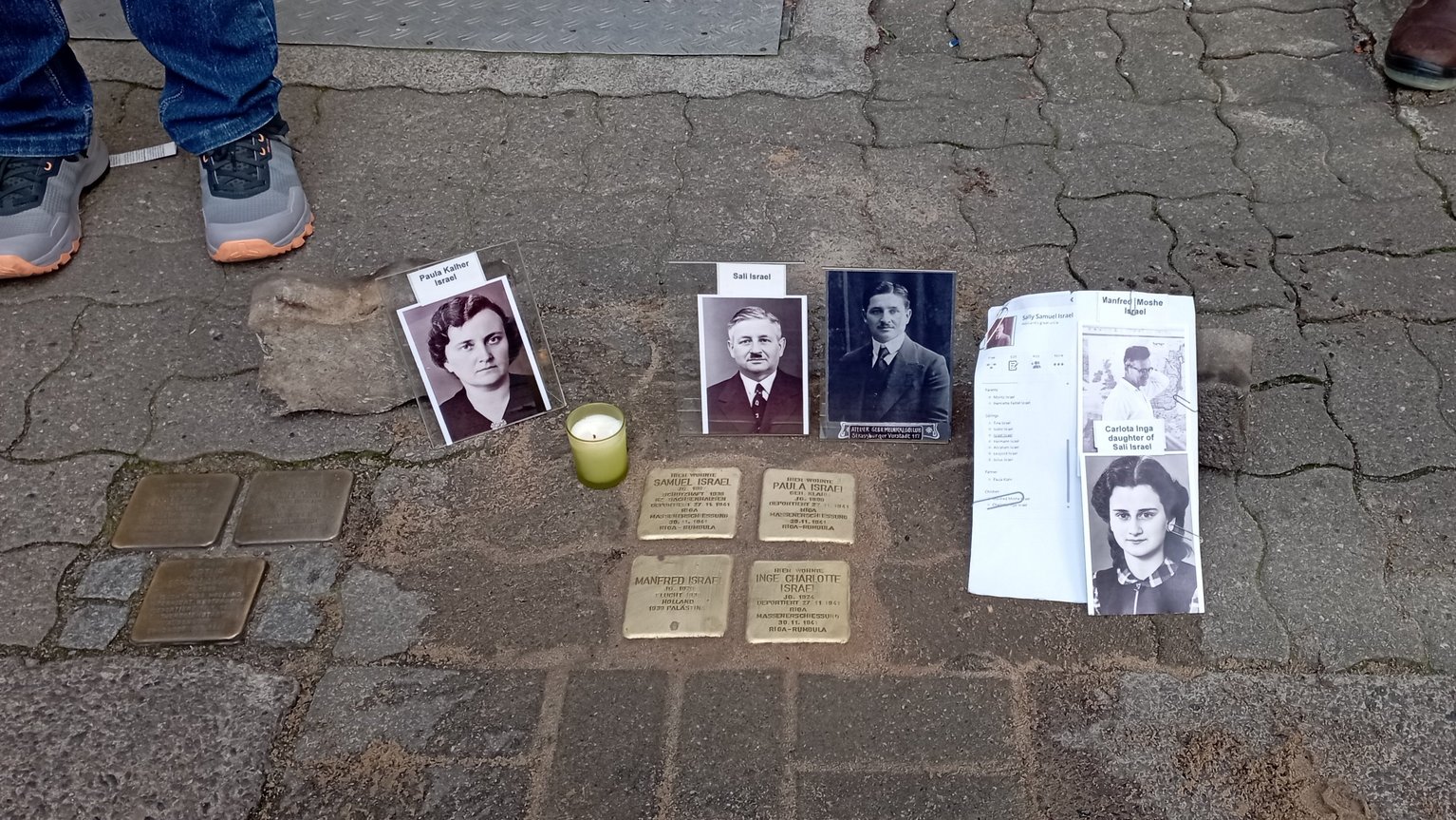 Vier Stolpersteine mit Blumen