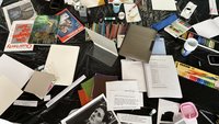 Bild eines Schreibtisches mit Buntstiften, Bastelmaterialien und Magazinen für das gestalten von Zines