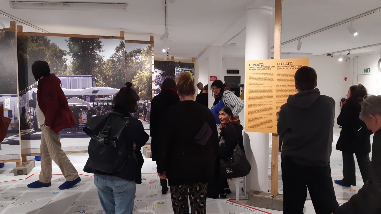 O-Platz: Selbstermächtigung und Kämpfe der Migration - Besucher:innen der Ausstellung