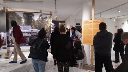 O-Platz: Selbstermächtigung und Kämpfe der Migration - Besucher:innen der Ausstellung