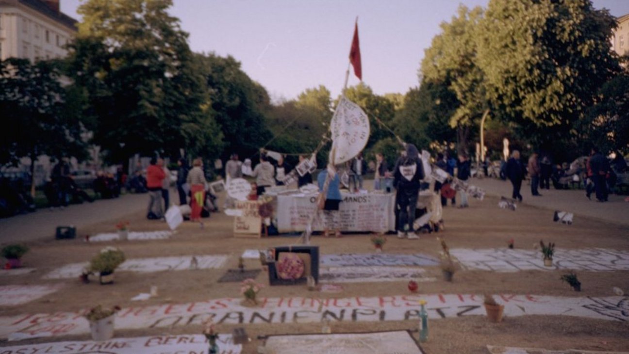 Oranienplatz mit Transparenten