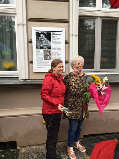 Feierliche Einweihung der Gedenktafel für den Maler Kurt Mühlenhaupt mit der Bezirksbürgermeisterin Clara Herrmann (links) und Hannelore Mühlenhaupt (rechts)