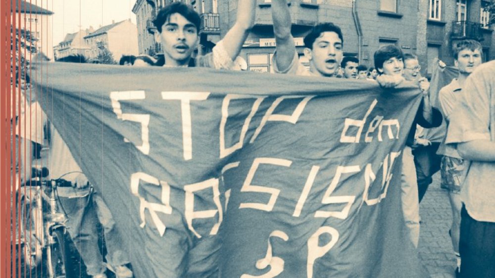 Buchcover „Rassistisches Wissen in der Transformation der Bundesrepublik Deutschland in eine Einwanderungsgesellschaft 1940-1990“: Bild von Protestierenden gegen Rassismus