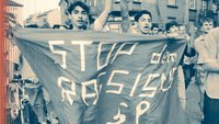 Buchcover „Rassistisches Wissen in der Transformation der Bundesrepublik Deutschland in eine Einwanderungsgesellschaft 1940-1990“: Bild von Protestierenden gegen Rassismus
