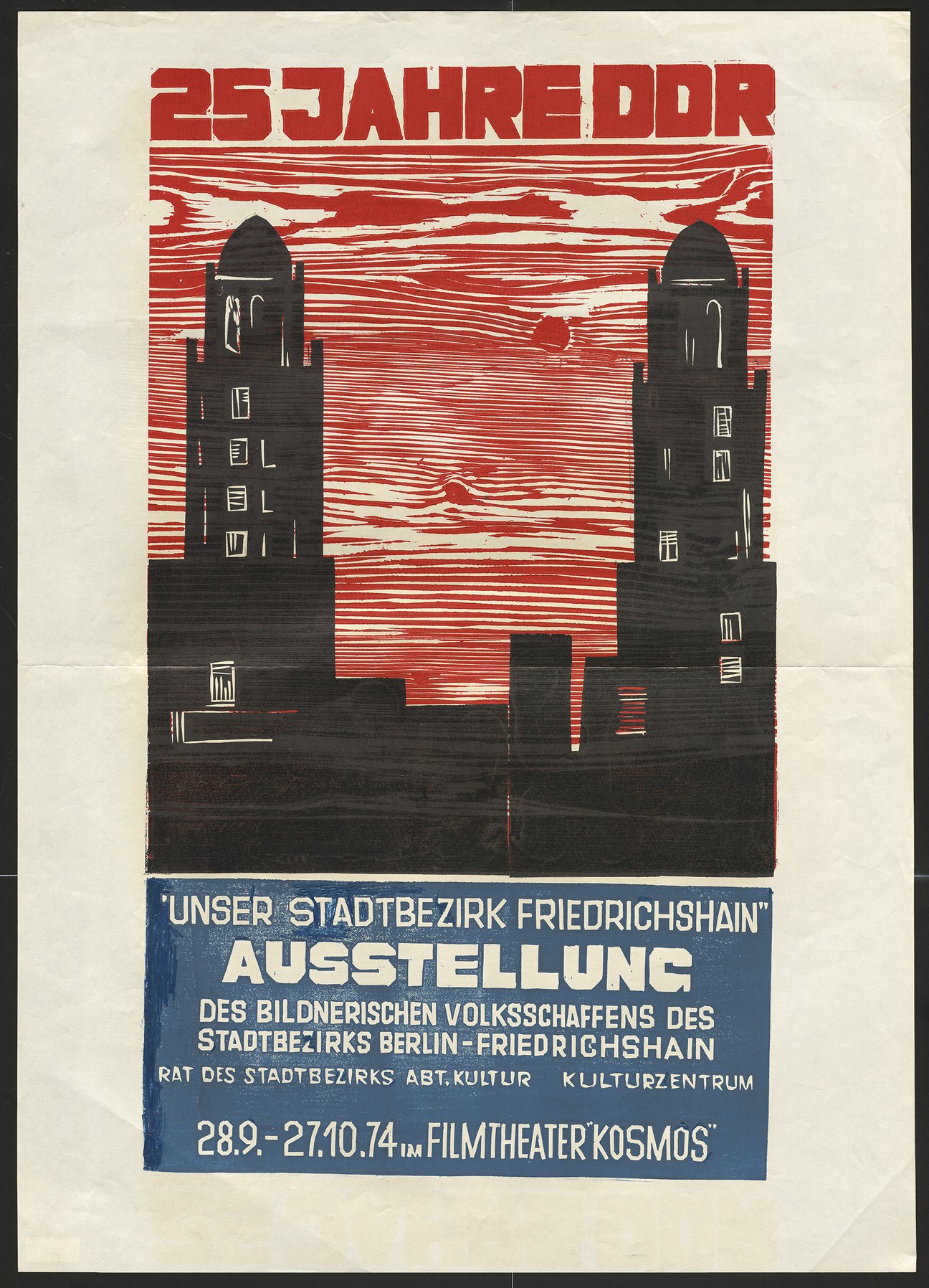 Ausstellungswerbung: "25 Jahre DDR. Unser Stadtbezirk Friedrichshain" vom 28. September bis zum 27. Oktober 1974. Aus der Sammlung „Studio Otto Nagel“. FHXB Friedrichshain-Kreuzberg Museum [CC BY-NC-SA]