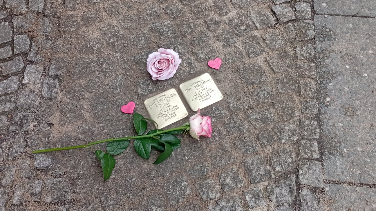 Foto einer Stolpersteinverlegung