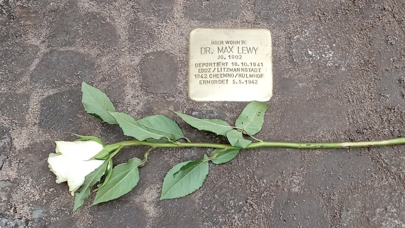 Bild einer Stolpersteinverlegung