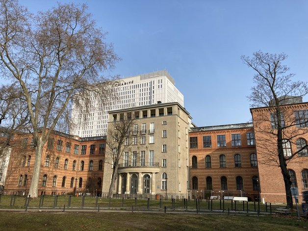 Das Wilhelm-Waldeyer-Haus wurde 1865 fertiggestellt und beherbergt bis heute die Anatomie der Charité mit ihrer umfangreichen anatomischen Sammlung.<br><i>Charité Universitätsmedizin Berlin, Foto: PD Dr. Thomas Jöns</i>
Das Wilhelm-Waldeyer-Haus