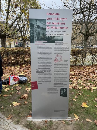 Seit November 2022 ergänzt die Gedenktafel „Koloniale Verstrickungen des Völkerkundemuseums“ eine bezirkliche Stele von 2009, bei der der koloniale Kontext nicht thematisiert wurde.
