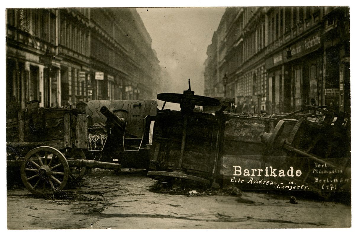 [Translate to Englisch:] Barricade on corner Andreasstrasse and Lange Straße, 1919