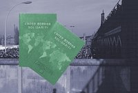 Fiktive Reisepässe vor einem historischen Foto der Oberbaumbrücke