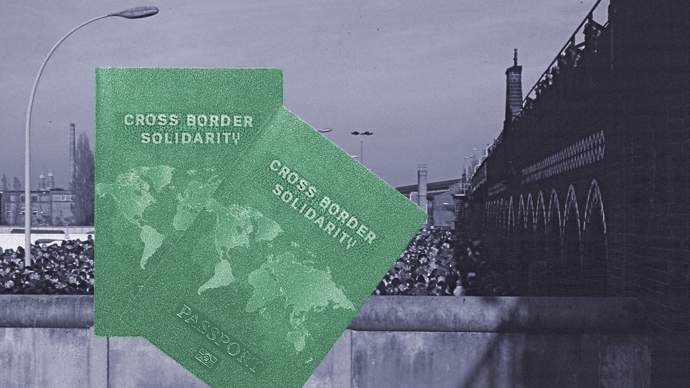 Fiktive Reisepässe vor einem historischen Foto der Oberbaumbrücke