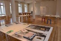 Foto von Tisch mit Lesematerialien