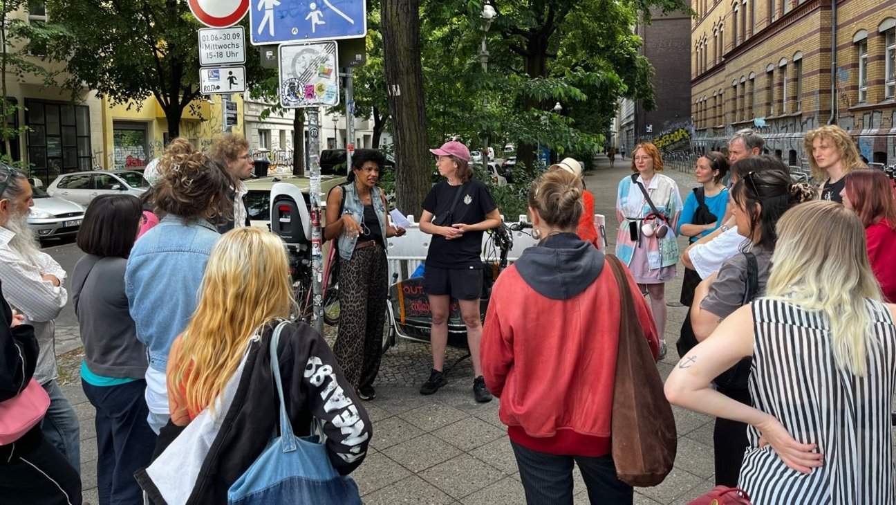 Teilnehmer:inner der Listening Führung out.cast durch Kreuzberg stehen im Kreis