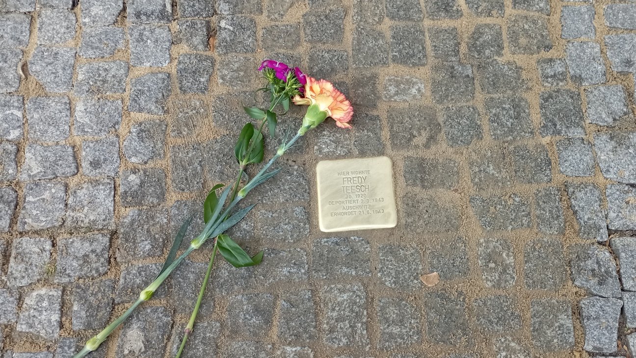 Foto einer Stolpersteinverlegung