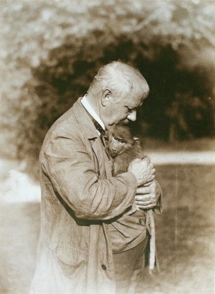 Gabriel von Max mit jungem Pavian, 1902.<br><i>Städtische Galerie im Lenbachhaus</i>
Gabriel von Max mit jungem Pavian