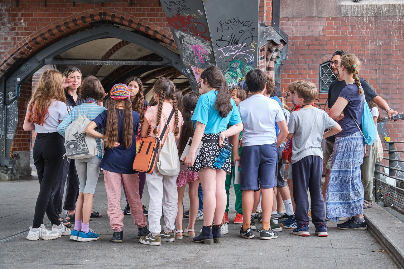 Eine Gruppe von Kindern steht zusammen