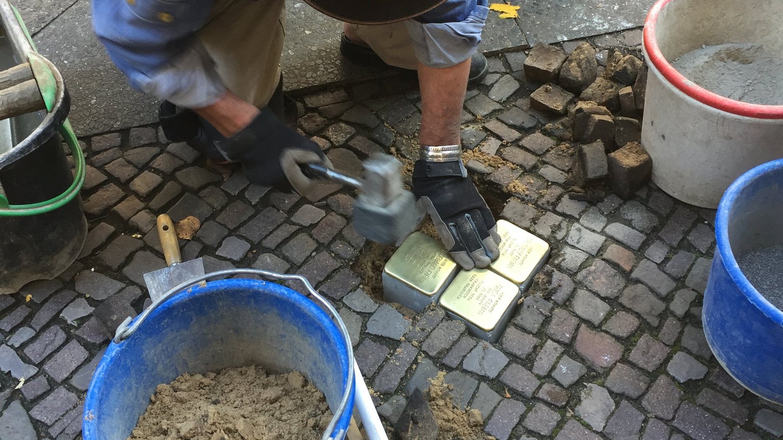 Foto einer Stolpersteinverlegung