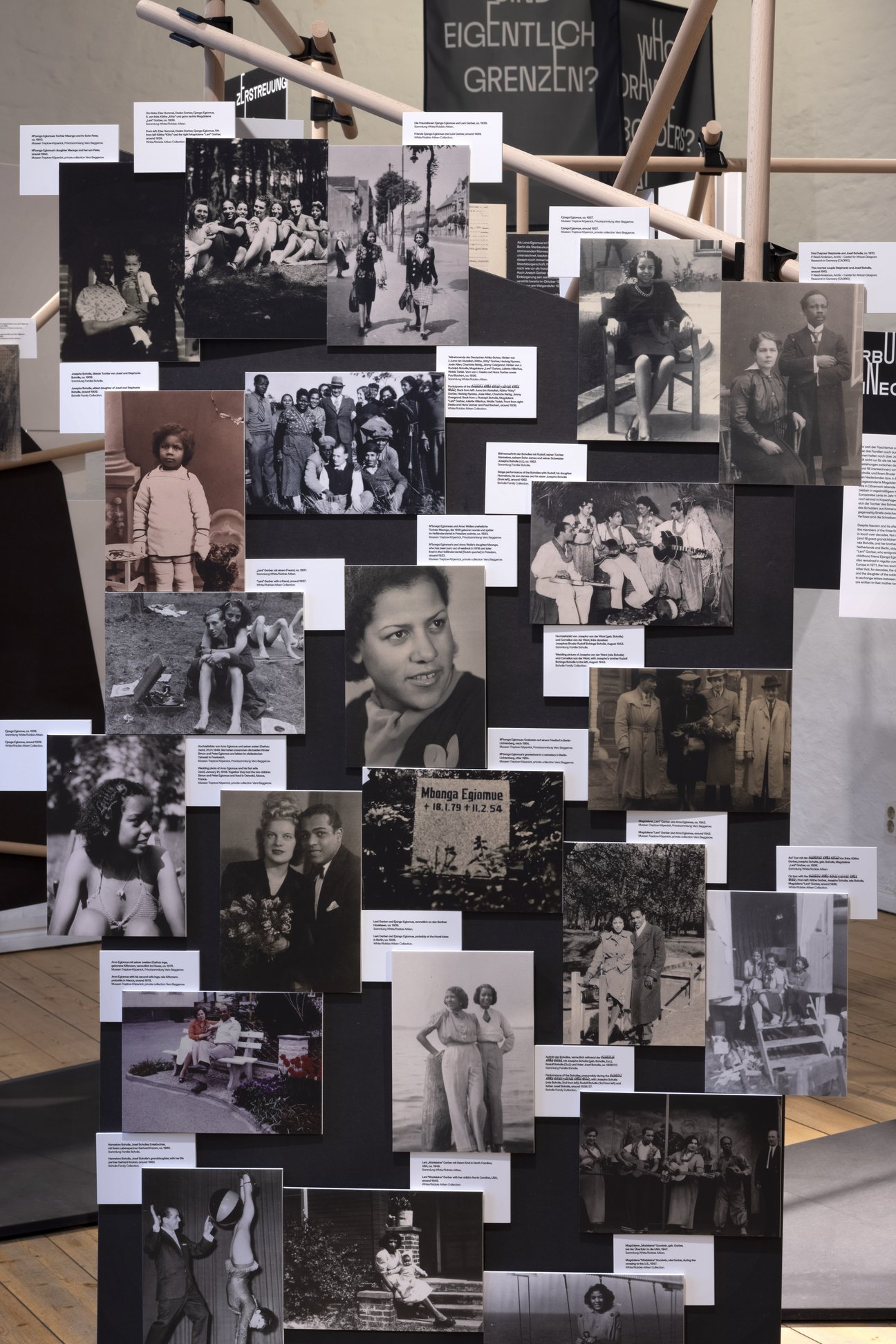 Ausstellungstafel mit vielen Fotos