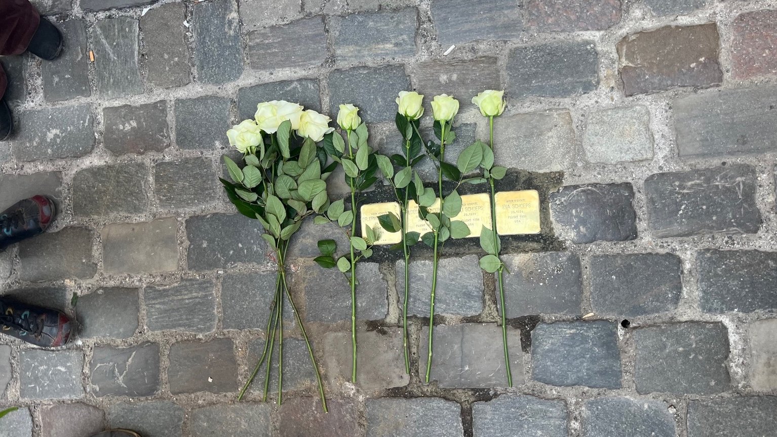 Foto einer Stolpersteinverlegung