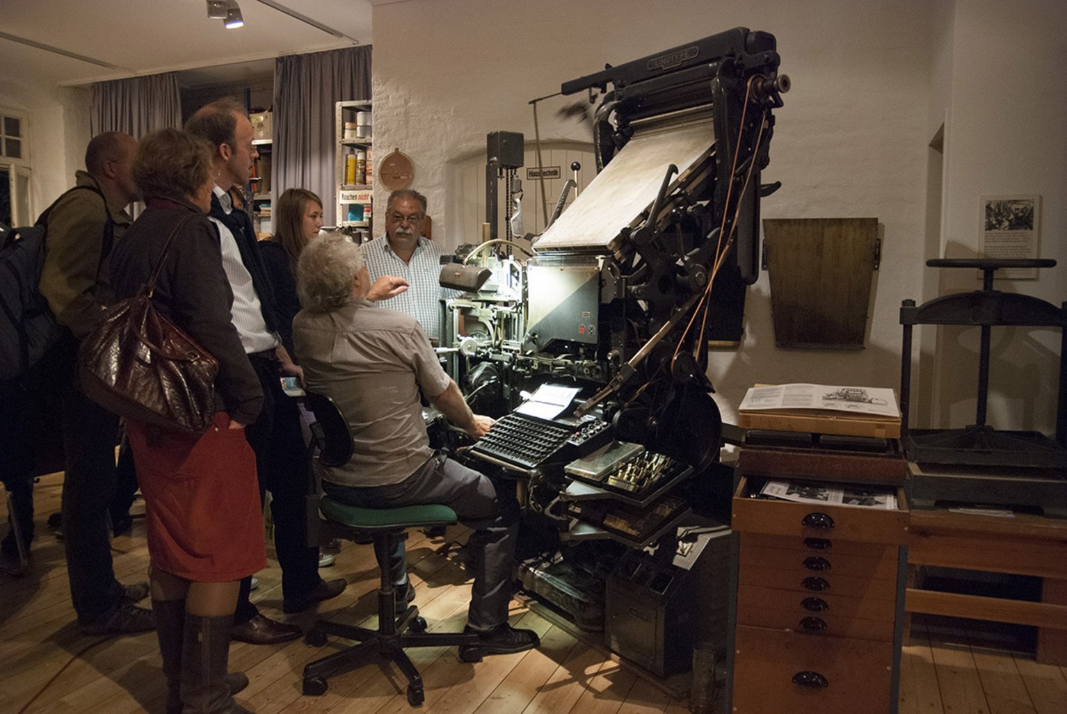 Vorführung an der Linotype in der Museumsdruckerei (c) Ellen Roehner Vorführung an der Linotype in der Museumsdruckerei (c) Ellen Roehner