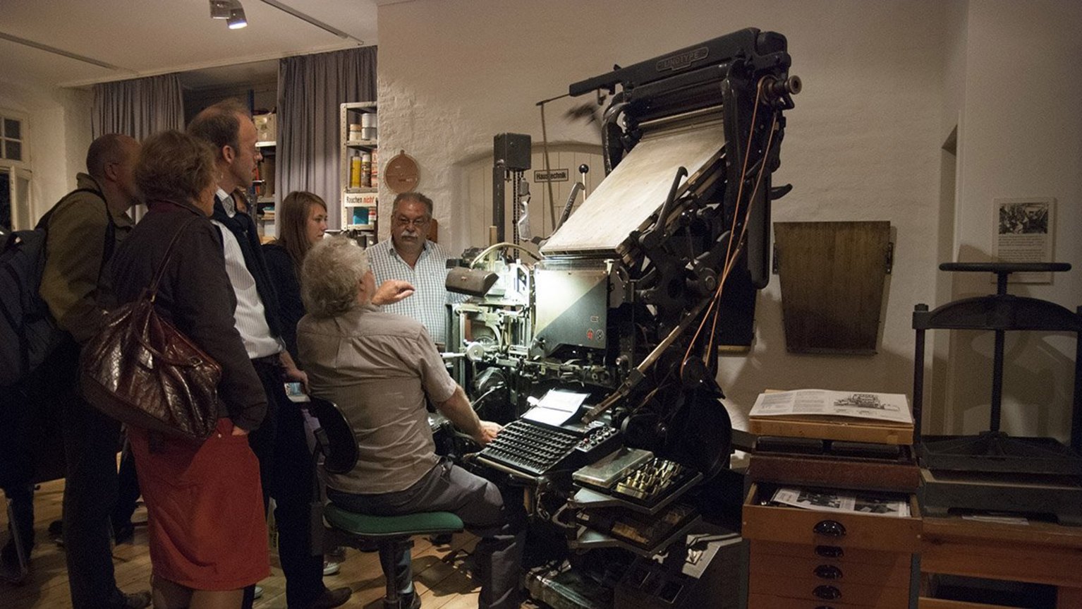 Vorführung an der Linotype in der Museumsdruckerei (c) Ellen Roehner Vorführung an der Linotype in der Museumsdruckerei (c) Ellen Roehner