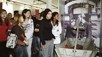 Foto einer jugendlichen Gruppe in der Ausstellung
