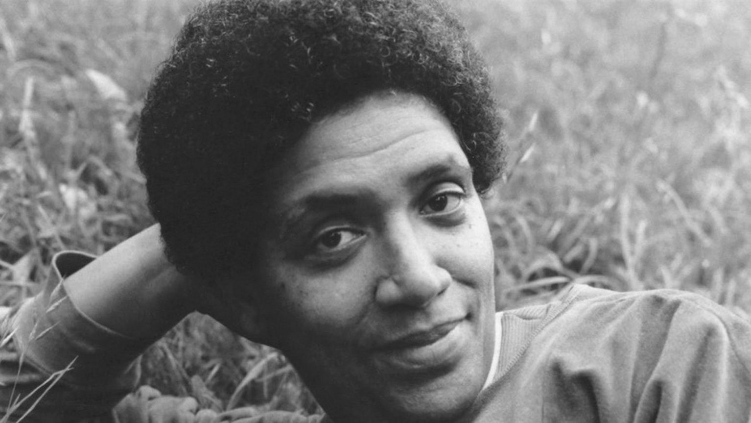 Audre Lorde im Park „Im Schwarzen Grund“. Foto: Dagmar Schultz, 1984 