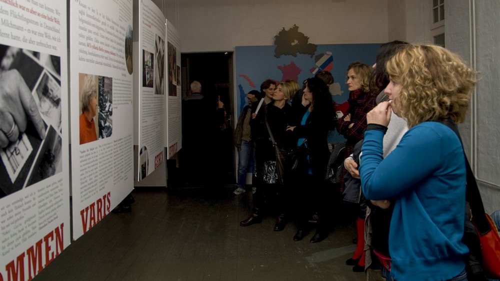 Foto von Person in der Ausstellung