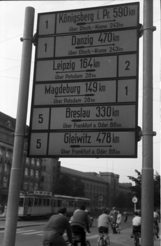 Wegweiser nach Osten: In den 1950er-Jahren verwiesen diese Schilder am Mehringdamm auf ehemals deutsche Orte, 1957.<br><i>Staatsarchiv Freiburg, Inv.-Nr. W 134 Nr. 049036, Foto: Willy Pragher</i>
Wegweiser nach Osten