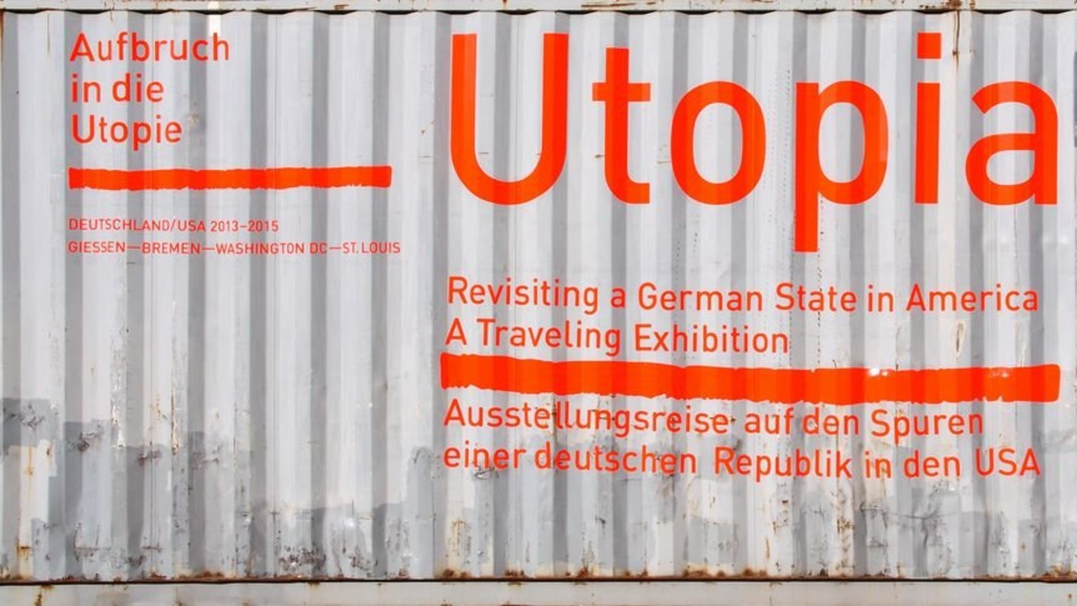 Metallcontainer mit Utopia Aufschrift