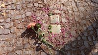 Foto einer Stolpersteinverlegung 