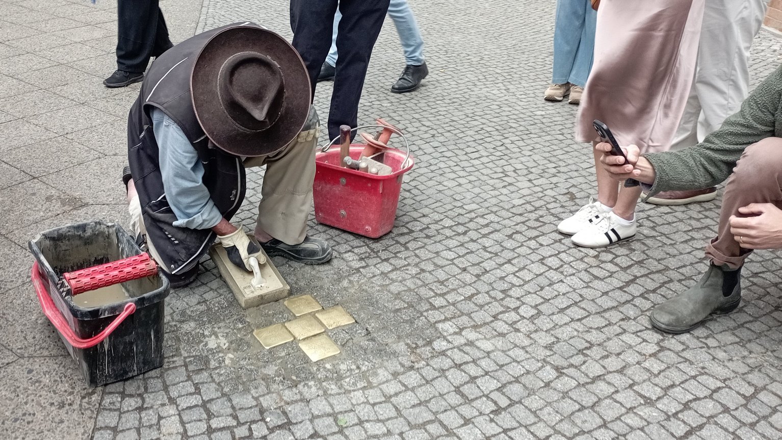 Mann der Stolpersteine verlegt 