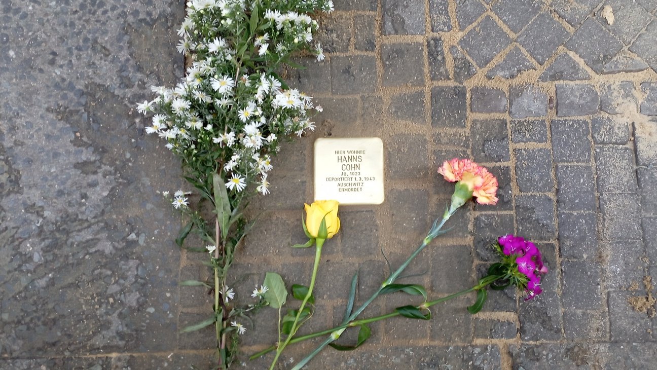 Foto einer Stolpersteinverlegung