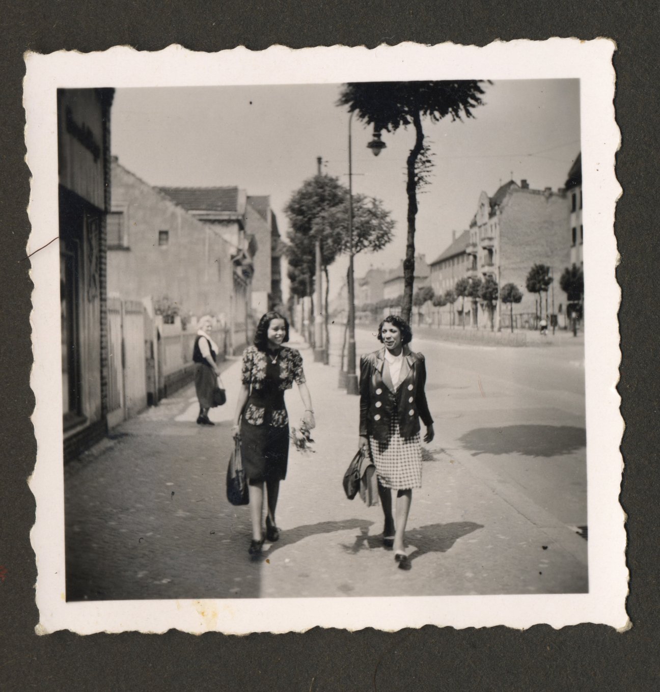 Ein schwarz-weißes Foto zeigt zwei Frauen auf der Straße