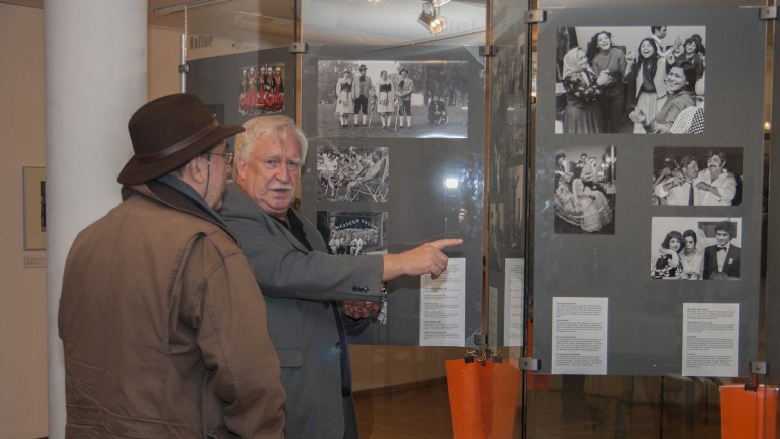 Foto von zwei Personen vor der Ausstellung