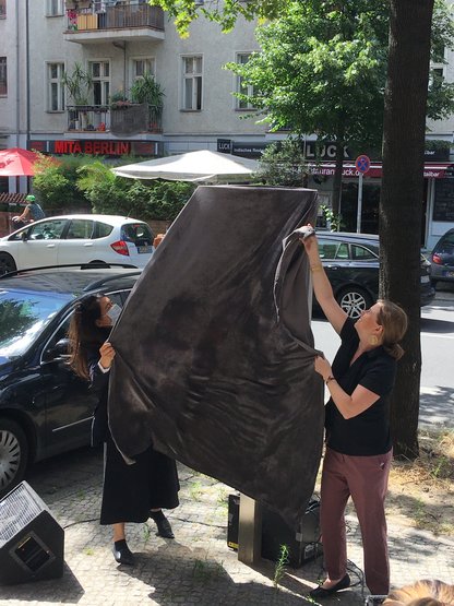 Feierliche Einweihung der Gedenktafel zur Geschichte der Firma Knorr-Bremse durch die Bezirksbürgermeisterin Clara Herrmann 
