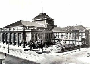 Deutsches Opernhaus Charlottenburg kurz nach seiner Eröffnung 1912. Im selben Jahr wurde auch die Haasestraße benannt.<br><i>Wikimedia Commons</i>
Deutsches Opernhaus Charlottenburg