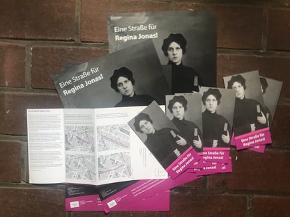 2022/2023 fanden Abstimmungen mit Postkarten und bei einer Veranstaltung statt, um „Eine Straße für Regina Jonas“ zu finden