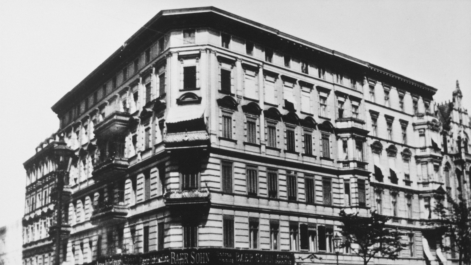 Haus des Juweliers Philipp Freundlich (rechts vom Eckhaus) in der Großen Frankfurter Straße 19 image-834