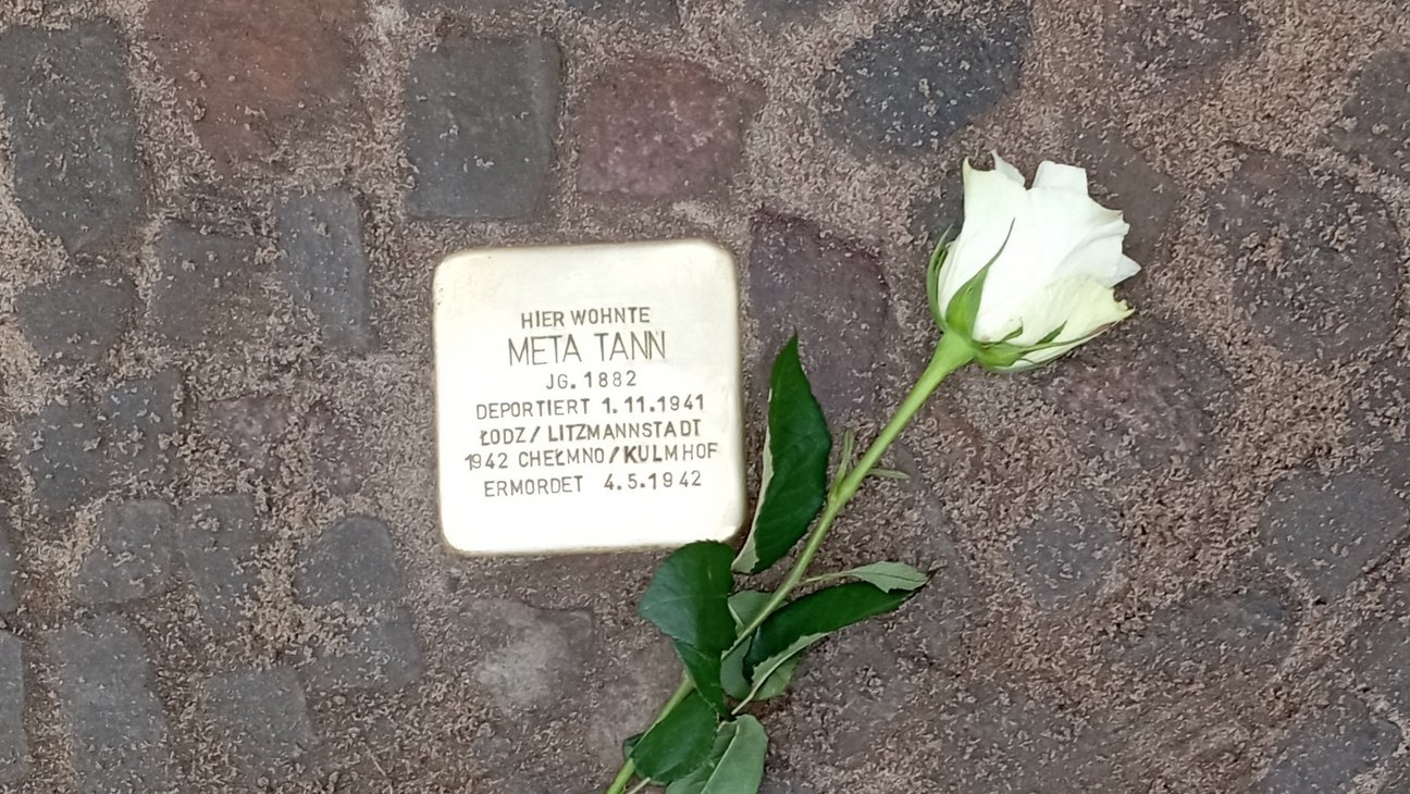 Foto einer Stolpersteinverlegung