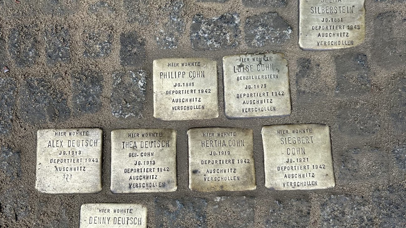 Foto einer Stolpersteinverlegung
