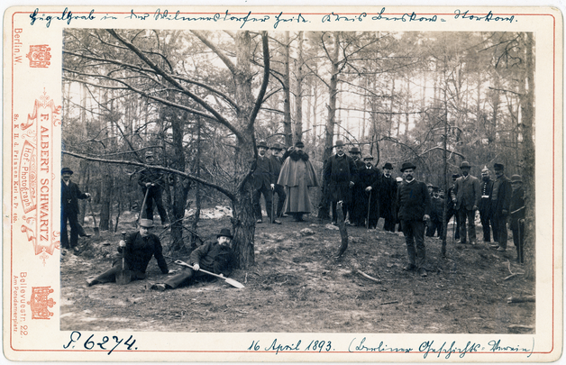 Exkursion der Berliner Gesellschaft für Anthropologie, Ethnologie und Urgeschichte (BGAEU e. V.) zu einem Hügelgrab in der Wilmersdorfer Heide, 1893.<br><i>Berliner Gesellschaft für Anthropologie, Ethnologie und Urgeschichte, Foto: F. Albert Schwartz</i>
Exkursion der Berliner Gesellschaft für Anthropologie