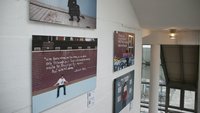 Blick in die Ausstellung "La face cachée des mots"