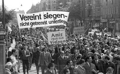 1. Mai-Demonstration in West-Berlin, 1968 Foto: Jürgen Henschel, FHXB Friedrichshain-Kreuzberg Museum
